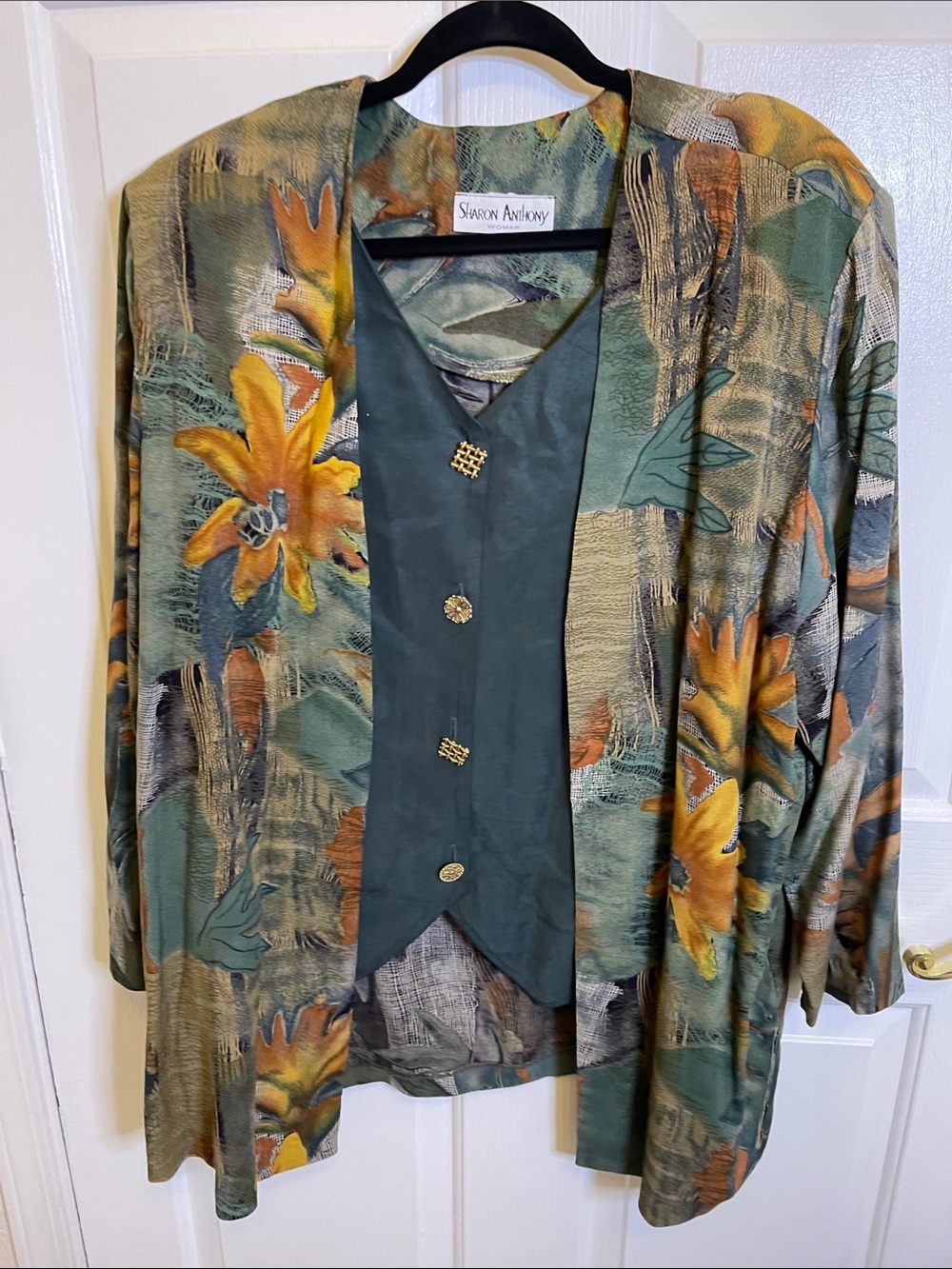 Sharon Anthony Women’ presents a vintage rayon set from her collection.